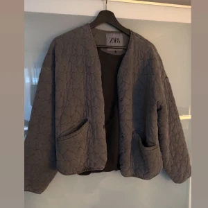 Jacka Zara - Jätte söt vårjacka ifrån Zara som tyvärr inte kommer till någon använding.🤍