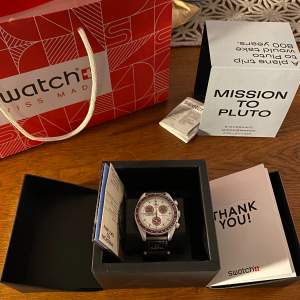 Säljer min Omega X swatch moonswatch Mission to Pluto. Den är köpt i Rotterdam för ca 1 år sedan. Alla handlingar tillkommer,  finns även kvitto! Hör av er vid frågor eller funderingar. 