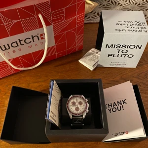 Omega X Swatch ’Mission To Pluto’ - Säljer min Omega X swatch moonswatch Mission to Pluto. Den är köpt i Rotterdam för ca 1 år sedan. Alla handlingar tillkommer,  finns även kvitto! Hör av er vid frågor eller funderingar. 