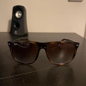 Ray-ban  - Fina Ray-Ban solglasögon, inte använda så mycket! Kvitto och fodralet finns. Pris 900