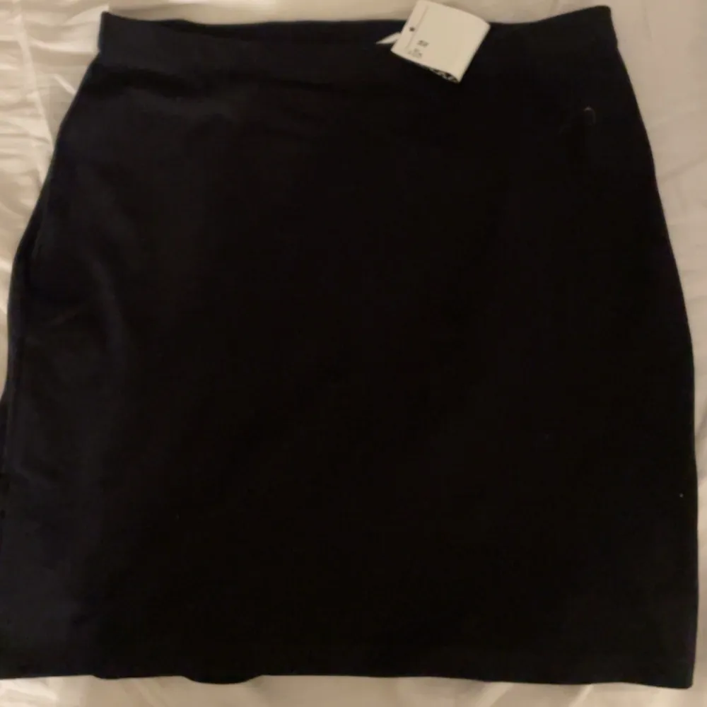 Helt vanlig svart kjol me prislapp kvar, från hm i storlek S. Kjolar.