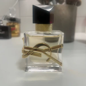YSL libre parfym - YSL libre parfym 30 ml. Lite för stark för mig som är känslig mot parfym därför sälja det!