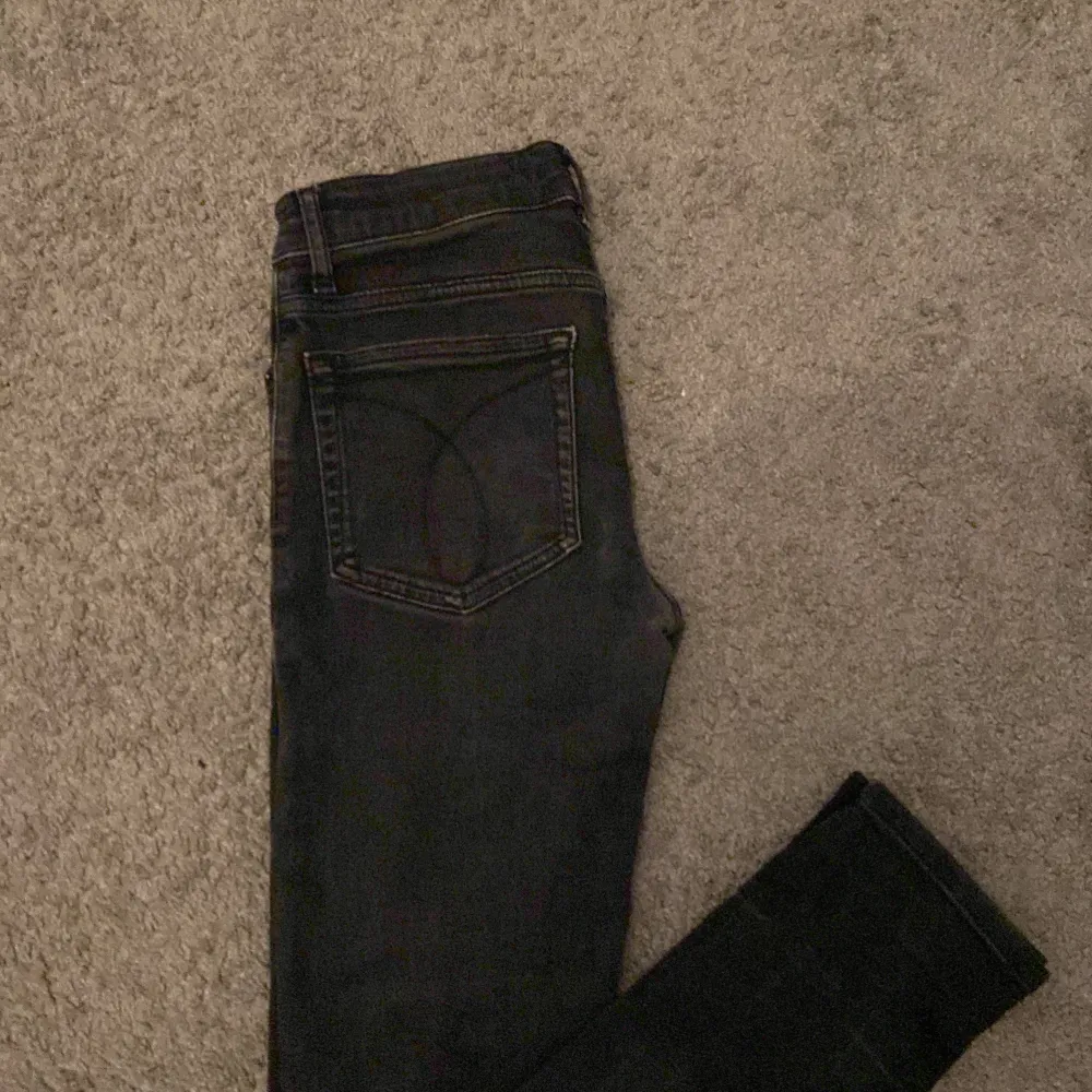Calvin klein jeans, nypris runt 800 kr, fint skick. Postar paketet 15 min efter köparen har betalat!. Jeans & Byxor.
