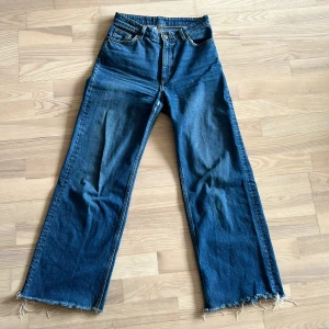 Monki jeans -  Mobki jeans i fin mörkblå tvätt, W26. 