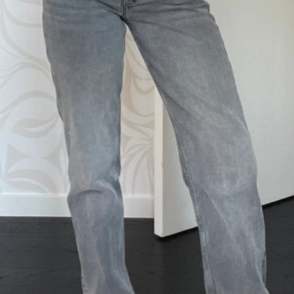 Säljer ett par Low waist jeans från Zara. Har tecken på användning, men är i fint skick.  Innebenslängden: 83 cm Hela byxans längd: 107 cm. Jeans & Byxor.