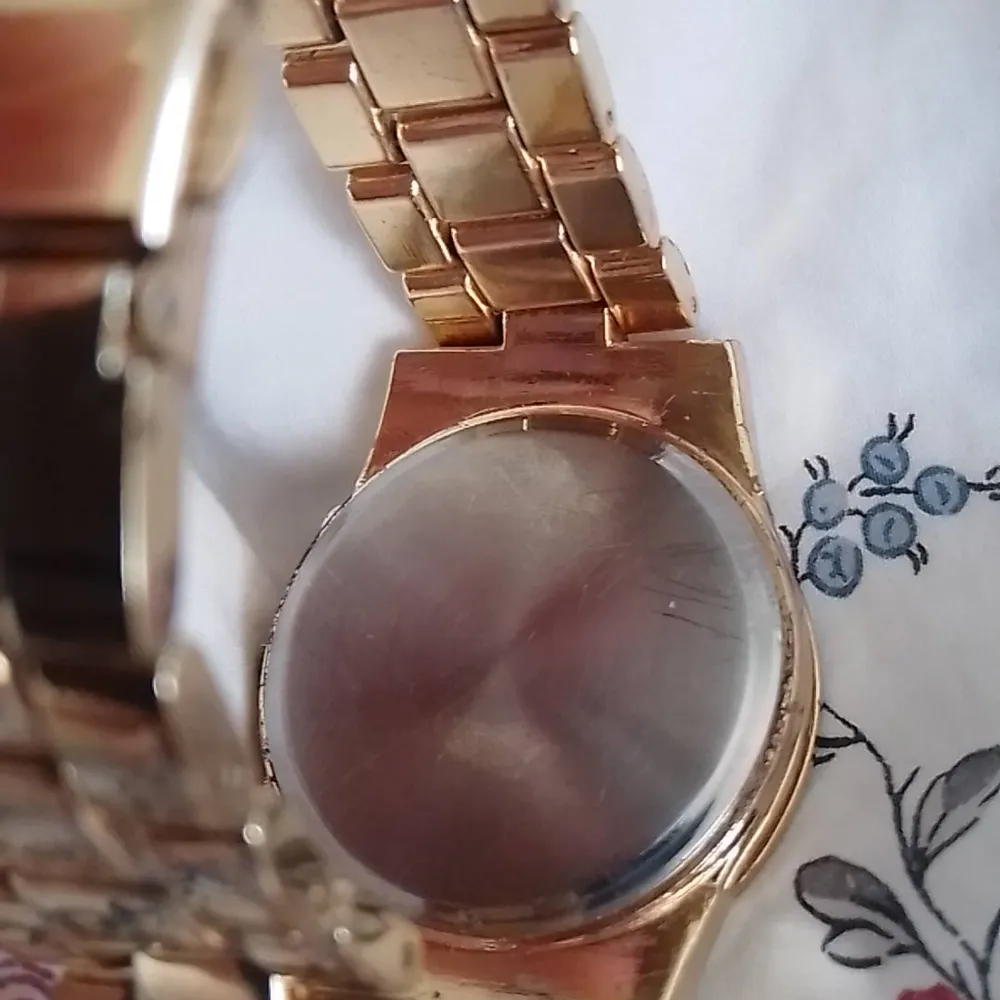 Säljer en MK klocka. Batterier behövs bytas. Den luktar även lite illa och den har rostat lite. Annars är den i okej skick. Den köptes för jätte många år sedan! Säljer den för 300kr + frakt! . Asusteet.