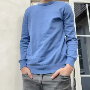 Hej! Säljer en blå vanlig tröja från H&M i storlek S. Hör av er vid intresse. Inga defekter. 