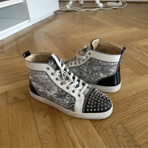 Cristian Louboutin high tops - Snygga cristian Louboutin väldigt bra skick (behövs en tvätt) box finns, priset inte hugget i sten  Nypris 13,000