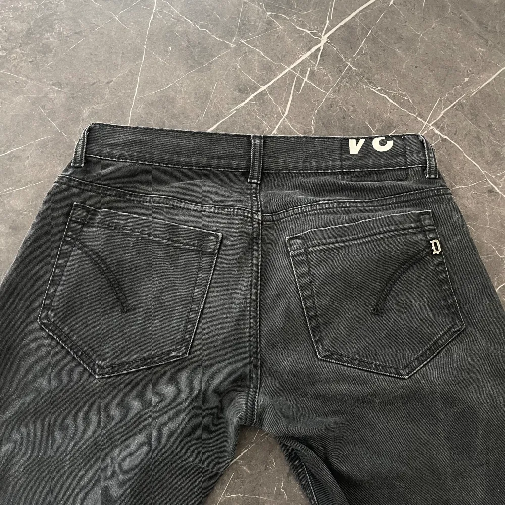 Riktigt snygga Dondup jeans i modellen George. ”tvättat” svart färg. Storlek 34 (passar ca 180cm). Jeansen är i fint skick. Nypris ca 3500kr! Fråga gärna vid funderingar.. Jeans & Byxor.