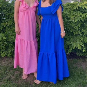 Långklänning - Säljer denna jättefina blå långklänning som andvänd endast 2 gånger.