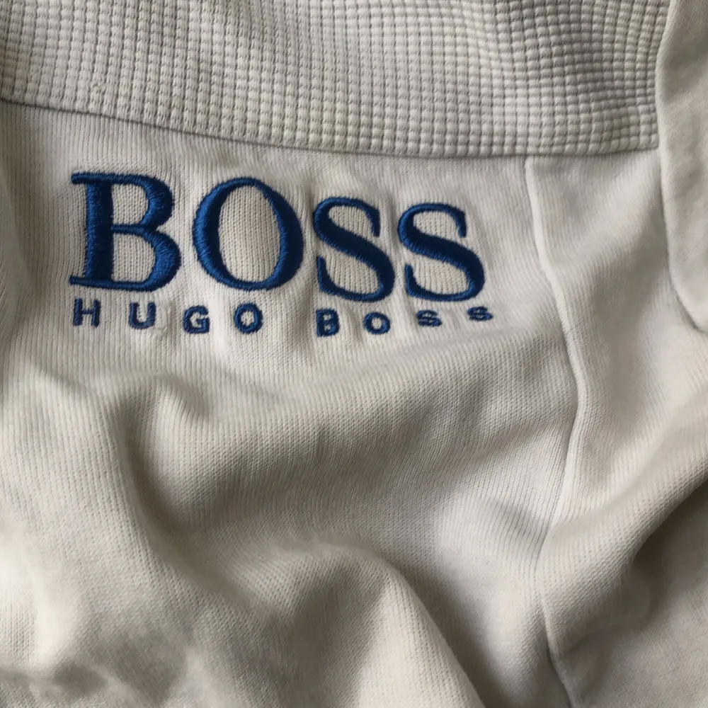 Hugo boss zip up i inte super condition men ändå super fin. Hoodies.
