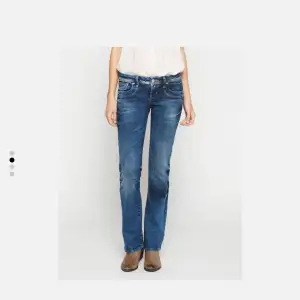 Säljer min mammas ltb jeans för de har blivit för små! De är i bra skick och väldigt efterfrågade. Har få tecken på användning! Kom privat för egna bilder, pris kan diskuteras.