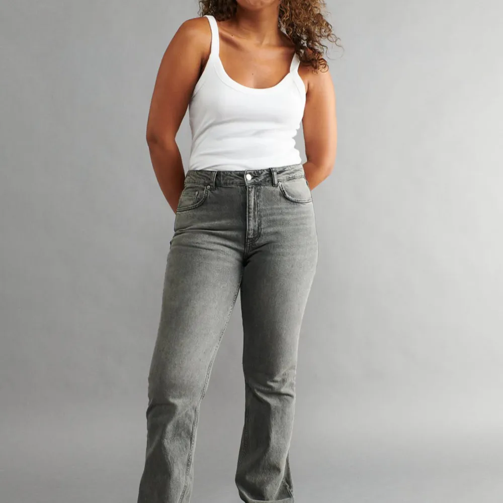 Säljer dessa jeans från Gina Tricot då dom inte passar längre!❤️  Använda fåtal gånger men är i gott skick. Benen är lite uppsydda men går att sprätta upp. Lite högre i midjan. *Tvättas Alltid*. Jeans & Byxor.