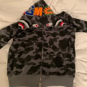 Bape hoodie  - Bape hoodie skick 8/10. Säljer för har ändrat stil. Dm om du ha fler bilder eller förslag på pris. 