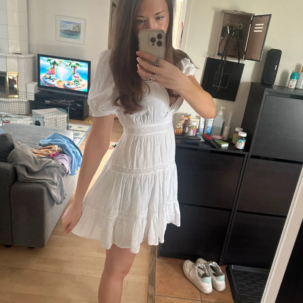 Super fin vit klänning från Zara som inte kommer till användning! Säljs inte längre på hemsidan!💕 perfekt till skolavslutning och midsommar! . Klänningar.