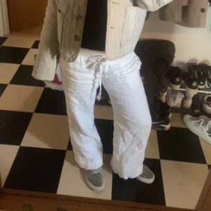 alobha linnebyxor - säljer mina sjukt snygga och eftertraktade Alobha label linnebyxor då de inte kommer till användning längre😇😇😇 De är uppsydda och i fint skick, de passar mig bra i längden som är 160 cm❣️❣️  Nypris 900 kr  Lägsta tänkbara pris är 750 kr 