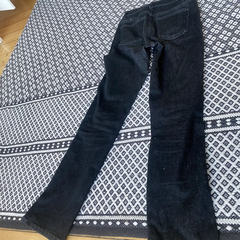 Bootcut jeans med trumpet ben. Öppna vid slutet av byxbenet. Sköna att ha på sig. Väldigt strechbara. . Jeans & Byxor.