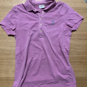 POLO tröja - Lila polo tröja i storlek M. Bra kvalite använd 2-3 gånger. Säljer pga att jag har bytt stil.