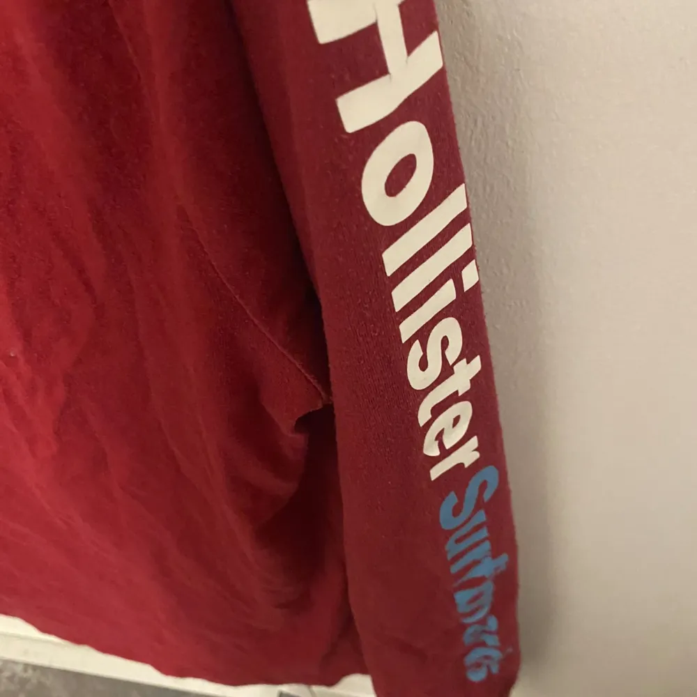 Säljer denna röda Hollister långärmade tröjan då den inte kom till användning. Tröjan är använd fåtal gånger och är i bra skick med storlek S. Skönt material som passar perfekt till sommarn, hör av dig för mer info!!!. Tröjor & Koftor.
