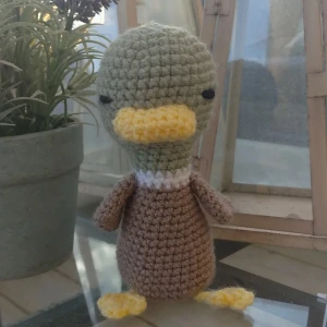 Gräsand 🦆  - En söt gräsand som jag har virkat själv!  Går att köpa via instagram också, finns länkad i bion @ SmyckEmma heter jag där. 