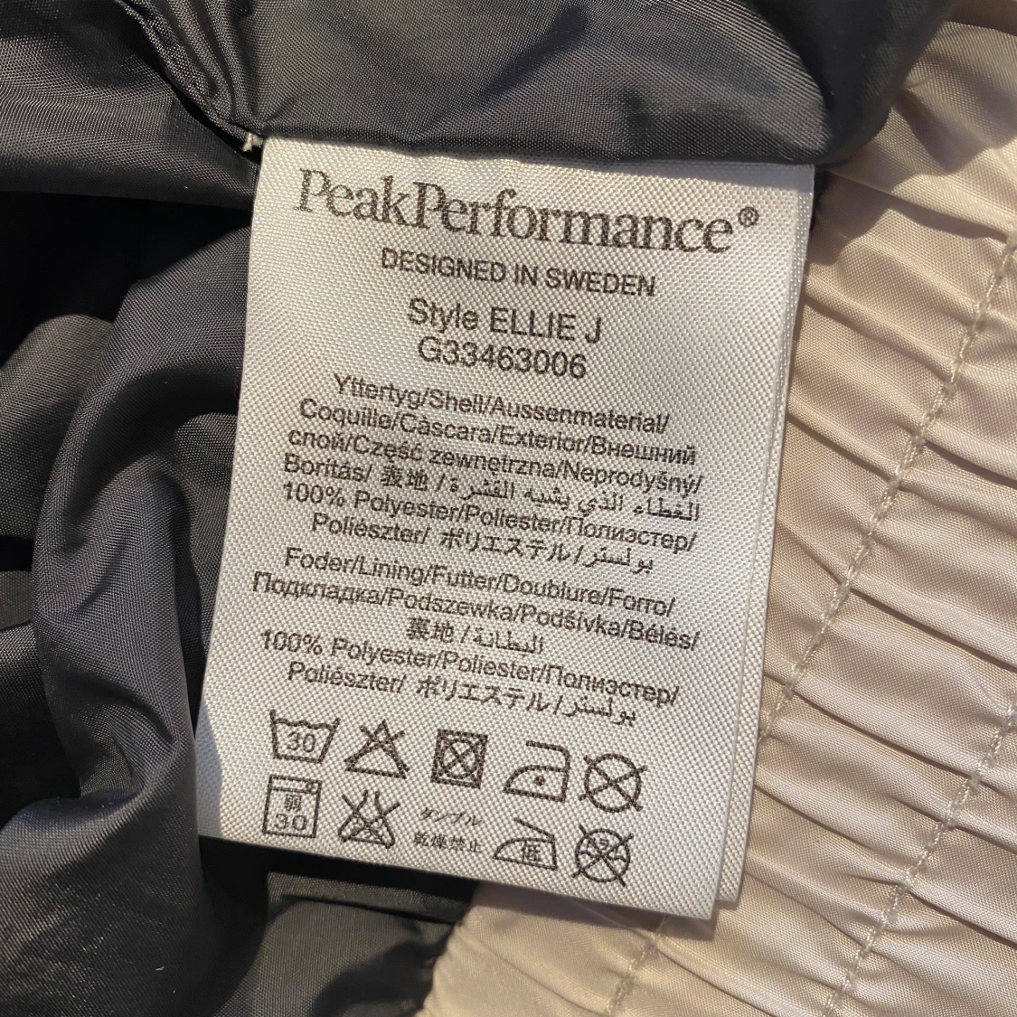 Beige vindjacka från Peak Performance modell Ellie J strl M. - 93