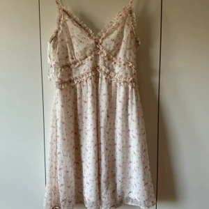 Klänning  - Klänning från vero Moda i storlek L men lapparna kvar