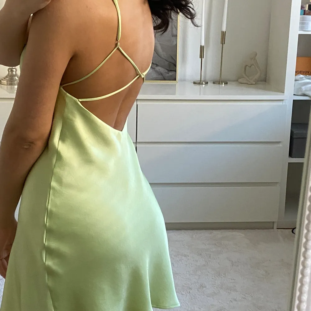 Jätte fin ljusgrön satin klänning från Zara med öppen rygg. Köpt sommaren 2022 men endast använd 1-2 gånger. Är i storlek S! 🌸. Klänningar.