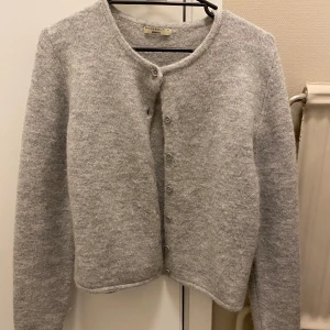 Grå kofta - Söt kofta från Gina tricot! Jättebra Skick då den bara använts ett fåtal gånger💞skriv privat om du vill ha fler bilder.