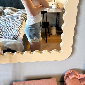 Jeans shorts - Säljer dessa fina low/mid waist jeans shortsen! De är i storlek 158/164 men passar som xs. De är även reglerbara i midjan! Sällan använda, bra skick! 💙
