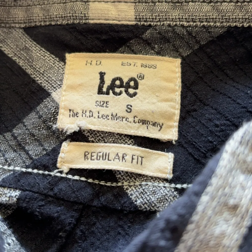 En Lee skjorta som är i bra skick, Tycker själv om dess passform. Köpa helt ny kostar runt 600-799kr. . Skjortor.