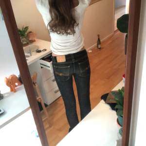 Svarta jeans från nudie jeans som är lowwisted och skinny. Har fortfarande lite plats vid fotändan. Passar bra på mig som är 172
