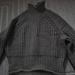 Grön tröja hm  - Aldrig använd  Mer rättcis färg på bild två.  Stl xs 