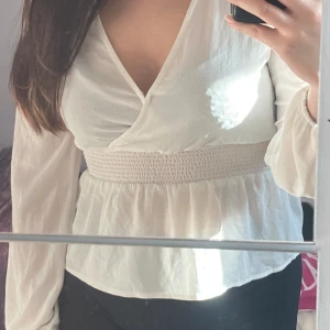 Vit tunika från Nelly.com✨🤍 - Den är väldigt luftig så den är skön att ha på sig på sommaren när det är varmt ute✨👌🏽 Perfekt för alla tillfällen😊