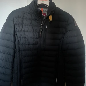 Parajumper  - Köpte denna helt ny föra hösten när jag jobbade i en märkes butik. Men den har aldrig direkt kommit till användning skick 9/10 vid funderingar är det bara till att skriva 