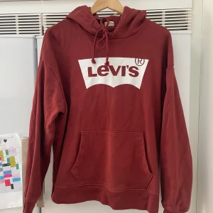 Levis hoodies och sweatshirt - Hoodisarna är tvättade 2-3 ggr och i stl xl men passar även dig som har stl large. Den gula sweatshirten är i stl L. Paketpris vid köp av alla. 