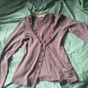 Brun kofta - Sör brun kofta med volanger och en knapp