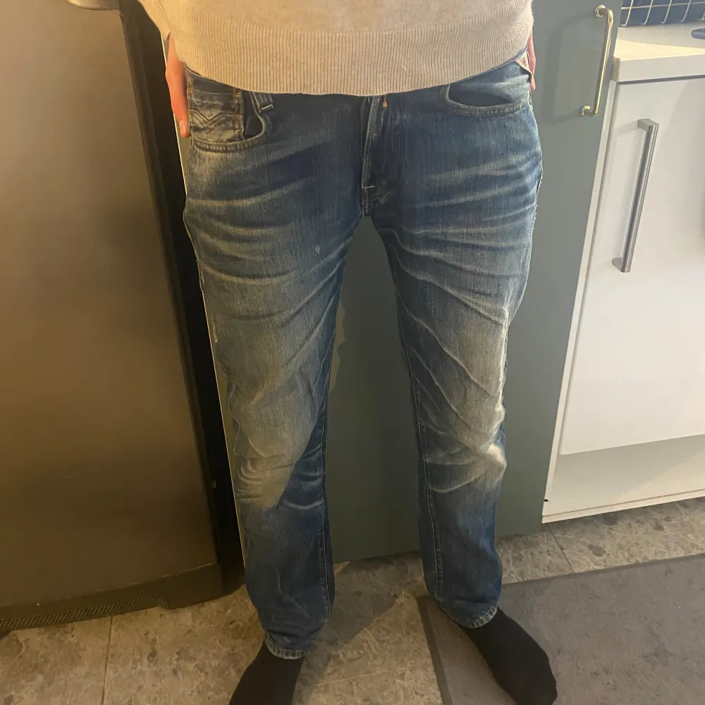 Ett par replay jeans som är i bra skick 8/10. Storlek är W29/L32. Om du har några frågor om jeansen är det bara att kontakta mig här på plick! . Jeans & Byxor.