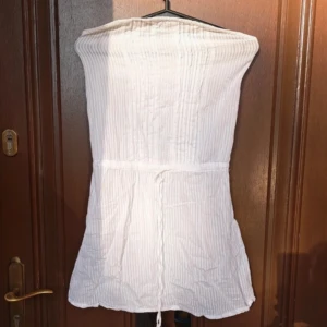 Vit bandeuklänning - Perfekt till stranden, skirt tyg💕