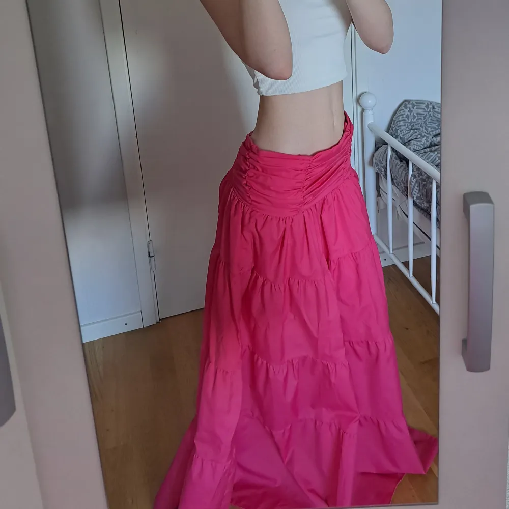 Super söt rosa klänning, som också går att använda som lågmidjad kjol, storlek S🤍 Endast testad, så i nyskick!! Köpt från Grekland förra sommaren. Postar samma dag du köper. Klänningar.