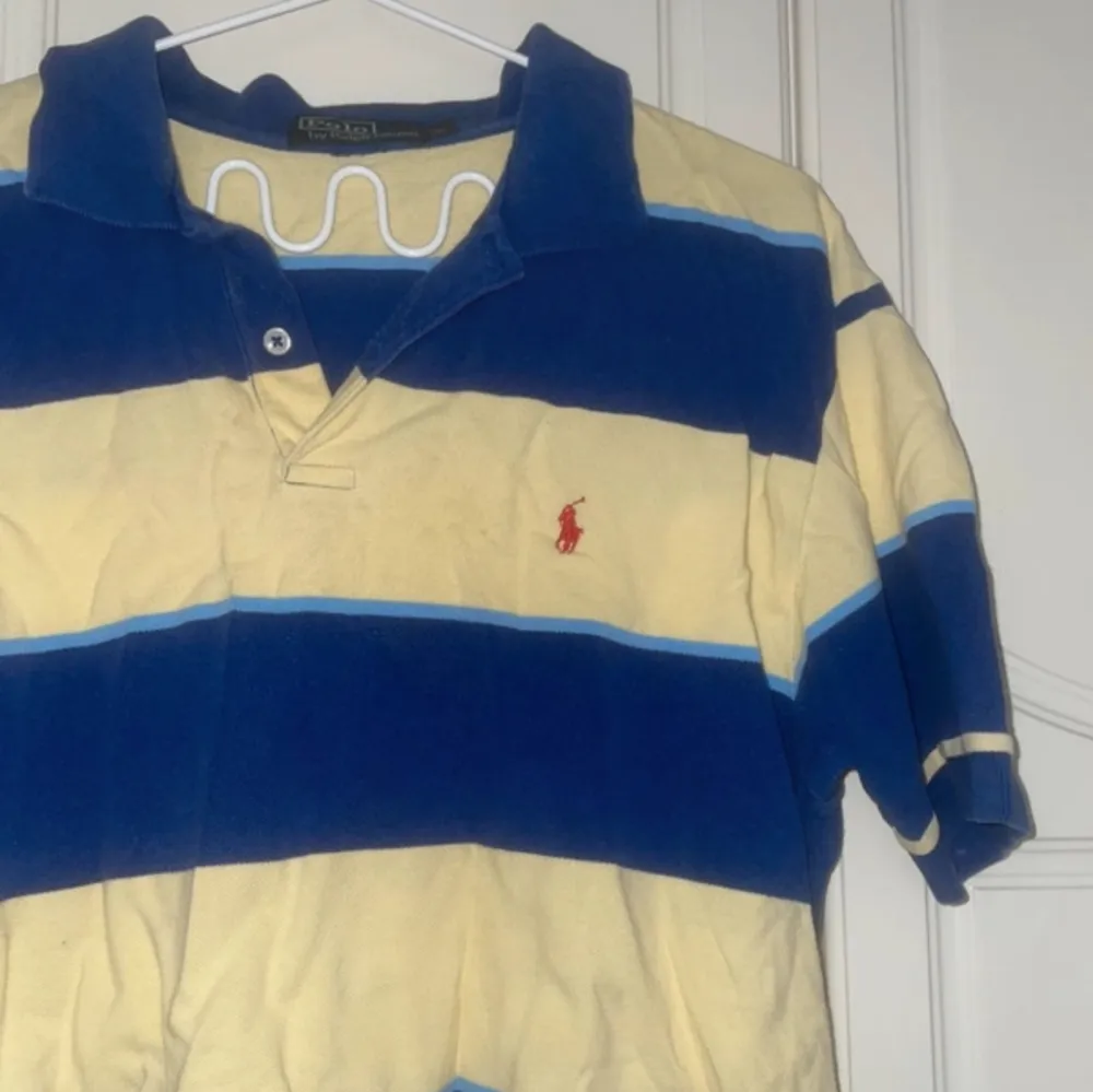 En croppad pikéskjorta från Polo by Ralph Lauren. Den är köpt på Beyond Retro. Själva skjortan är i storlek L men passar allt mellan XS-L då den är omsydd 💛. Toppar.
