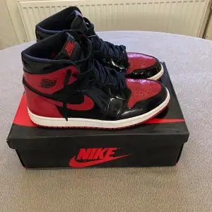 Jordan 1 patent bred i magnifikt skick, nästan DS, skön sko och stilren färgkombination 💯, kommer med original låda