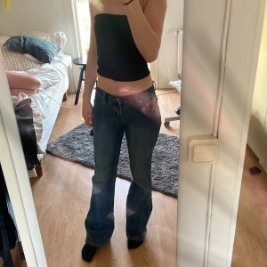 Jeans säljes  - Ett par ur snygga mörkblåa jeans säljes då dom inte kommer till användning längre ❤️ en äldre modell från Italien k märket Mapp jeans 