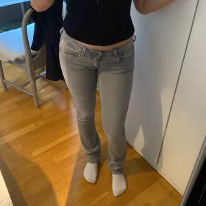 Supersnygga lågmidjade jeans från Pepe Jeans i modellen HOLLY, använda men i gott skick✨storlek 27/34, köpta för 722kr