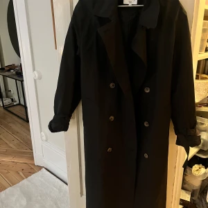 Trenchcoat - Lång trenchcoat från NA-KD, använd fåtal gånger så i mycket fint skick!