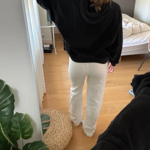 A-dsgn linnebyxor - Superfina linnebyxor från A-dsgn. Nypris 1000kr men säljer för 300kr pga defekterna som syns i bilden ovan! Storlek xs, jag är 170!🤍