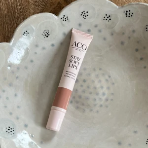ACO Stay Soft Lips Caramel Nude - Fin färg och återfuktande 🌸