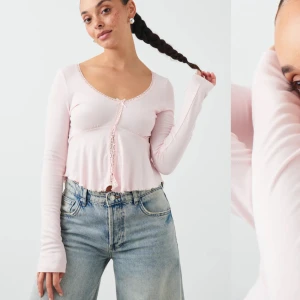 Rosa topp - Säljer denna söta rosa toppen från Gina Tricot!!! Jag köpte den i höstas men den är aldrig använd utan endast provad🌸 Tröjan är i L men jag bär oftast M och den passar bra till mig!!🌸  Jag köpte den för 260 kr