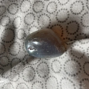 Otroligt vacker kristall! - Okänd kristall i lite grå färg men blir regnbågig när solen reflekteras på den! Köptes för 340 kr och är super fin! 