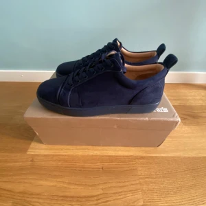 Loubs marinblå - Bra skick använda 6-7 månader