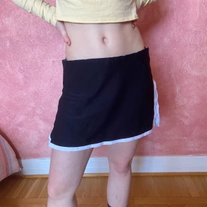 Nike kjol - Snygg skort från Nike 🚚 bra skick. Köpt på humana. Snabb affär prioriteras! Hon på bilden är 160 cm och en xs/s men passar bättre på mig, en M.